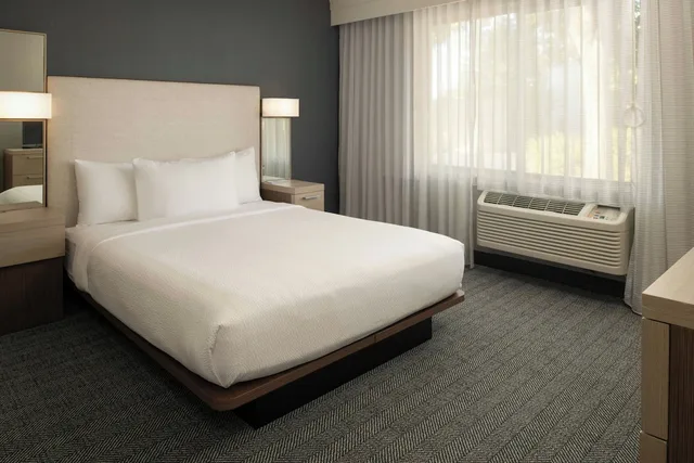 جناح بسرير كينج بغرفة نوم واحدة مع أريكة، Courtyard by Marriott Vacaville 1/4