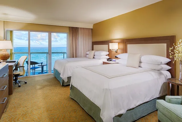 غرفة بسريرين كوين بإطلالة على البحر، Fort Lauderdale Marriott Pompano Beach Resort and Spa 1/10