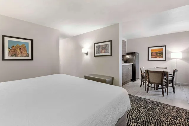 غرفة قياسية ركنية بسرير كينج بمطبخ صغير، Best Western Plus Sun Canyon 2/10