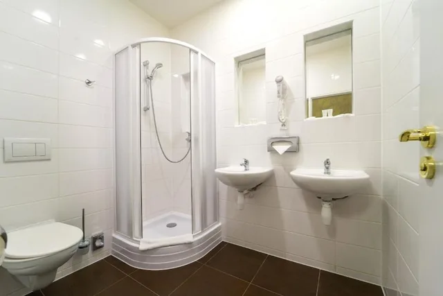 غرفة سوبيريور بسرير كوين، Metropolitan Old Town Hotel 5/6