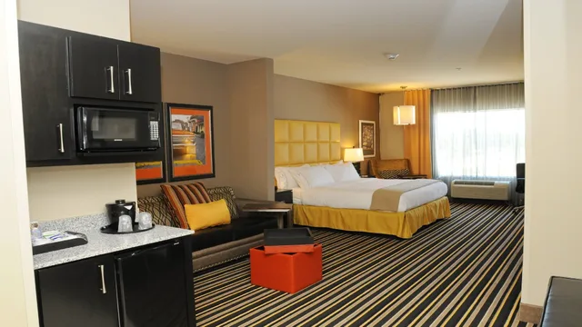Suite, King Bed, Sofa, Accessible, HOLIDAY INN EXPRESS COVINGTON MADISONVILLE 1/2