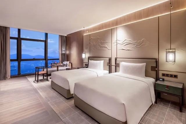 غرفة بريميوم بسريرين منفصلين بإطلالة على المدينة، HUALUXE Qingdao Licang, an IHG Hotel 2/8
