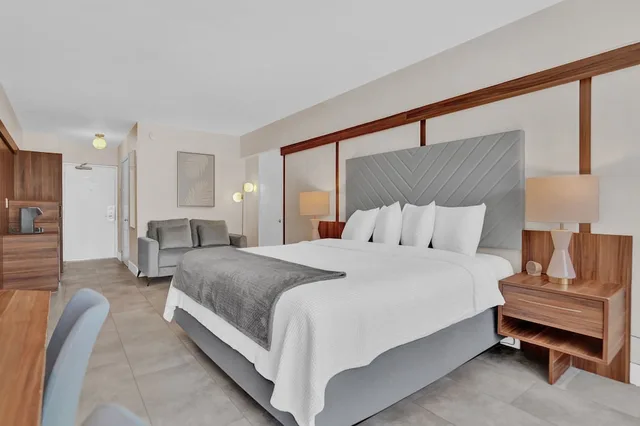 Superior King Balcony, The Garden Hotel and Resort 4/10