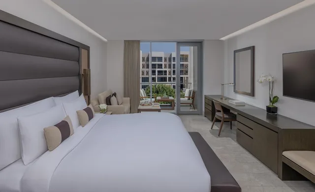 غرفة ديلوكس بسرير كينج بشرفة بغرفة نوم واحدة، Kempinski Hotel Muscat 1/8
