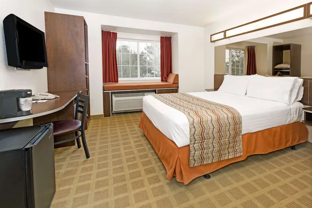 غرفة قياسية بسرير كوين لذوي الإعاقة، Microtel Inn & Suites by Wyndham Cheyenne 3/8