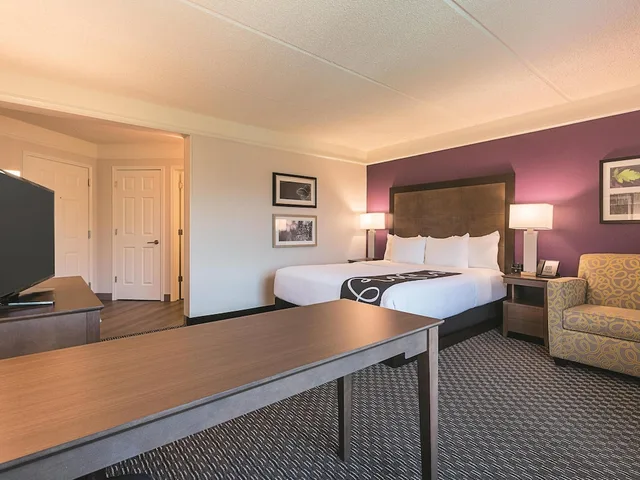 غرفة ديلوكس بسرير كينج، La Quinta Inn & Suites by Wyndham Atlanta Alpharetta 8/10