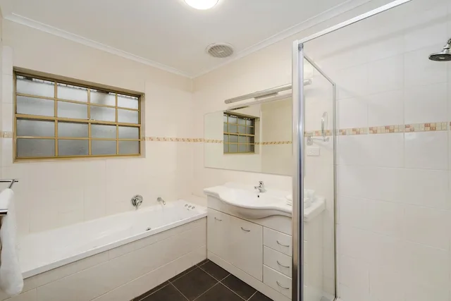 2 Bedrooms, Apartment, Queen and Twin Beds, Private Garden, Sofa، Yarra Valley Motel 5/5