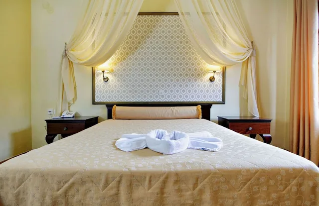 غرفة عائلية بسريرين منفصلين وسرير كوين مع أريكة، HALEPA HOTEL 1/4