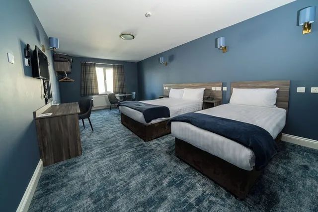 غرفة بسريرين منفصلين وسرير كينج وسرير فردي، Inn On The Coast 4/10