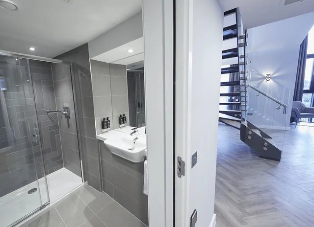 2 Bedrooms, Loft, Suite, 2 King Beds، Roomzzz York City 5/5
