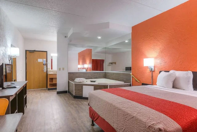 غرفة قياسية بسرير كوين، Motel6 Bridgeview, IL 1/8