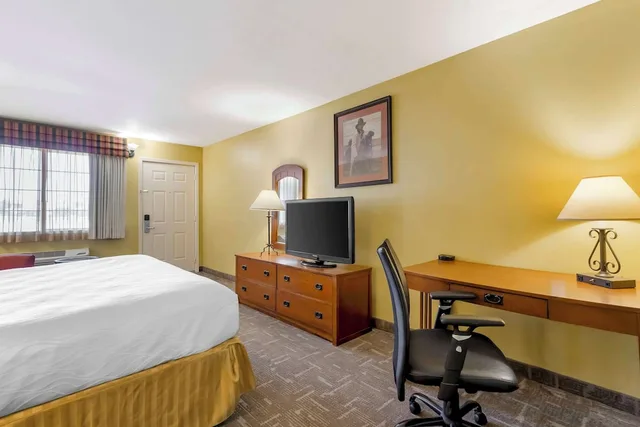 غرفة قياسية بسرير كينج، Best Western Executive Inn Hallettsville 3/4