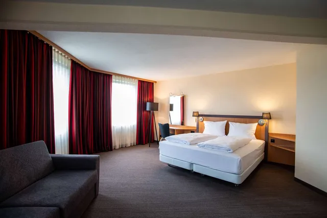 غرفة عائلية بسرير كوين مع أريكة بمطبخ صغير، Best Western Conference Airporthotel Frankfurt-Moerfelden 4/10