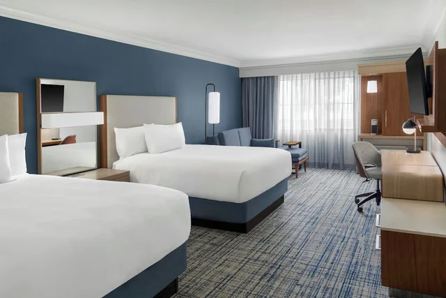 Room, 2 Queen Beds, Sofa, Balcony, Courtyard By Marriott Palo Alto Los Altos 3/5
