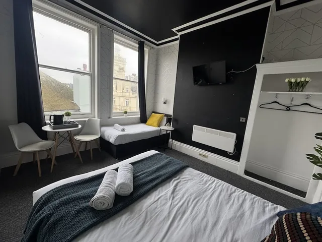 غرفة قياسية ثلاثية بسرير مزدوج وسرير فردي، OYO Marine Parade Hotel Eastbourne Pier 3/10
