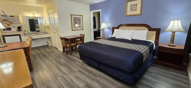 Suite, 3 Queen Beds, Rodeway Inn & Suites Blythe I-10, CA 1/10