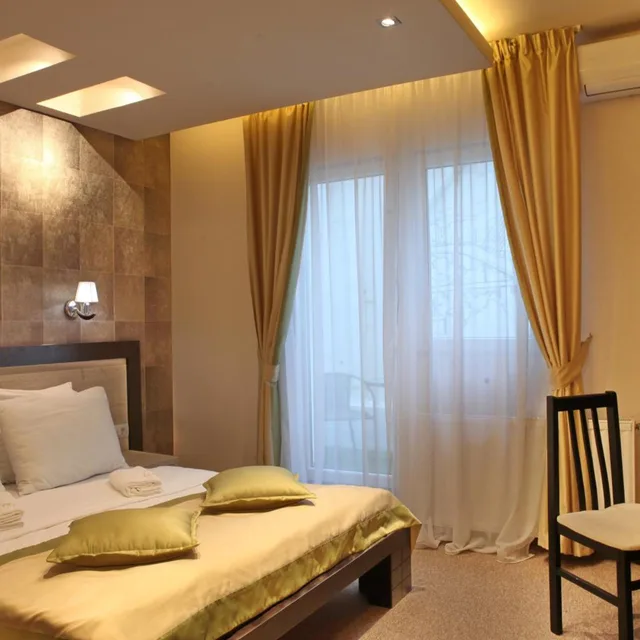 غرفة بسرير كينج بشرفة، Garni Hotel Vozarev 4/8