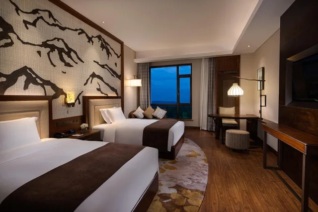 غرفة بسريرين منفصلين بإطلالة على الحديقة، CROWNE PLAZA RESORT CHANGBAISHAN HOT SPRING 1/2