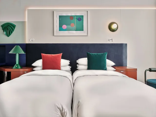 غرفة عائلية بسريرين منفصلين، Kimpton Main Frankfurt by IHG 2/5