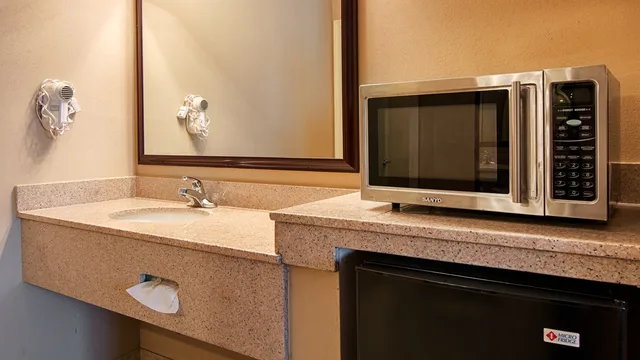 غرفة بسرير كينج مع أريكة، Best Western Forest Inn 3/3