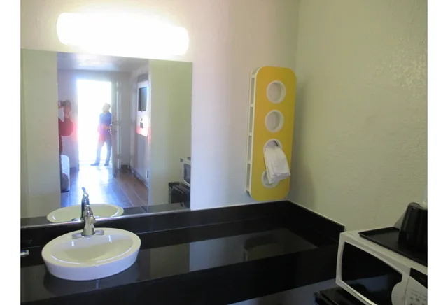 1 Full Bed - Mobility Access Tub, Nsmk، Motel6 Round Rock, TX 2/2