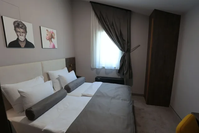 جناح بسرير مزدوج بإطلالة على المتنزه بشرفة مع أريكة، Hotel Milenij 1/2