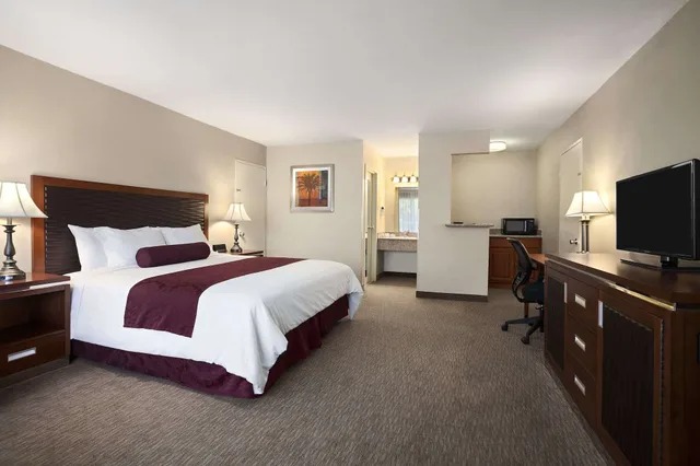 غرفة بسرير كينج بإطلالة على الفناء، Ramada By Wyndham Sunnyvale/Silicon Valley 1/4