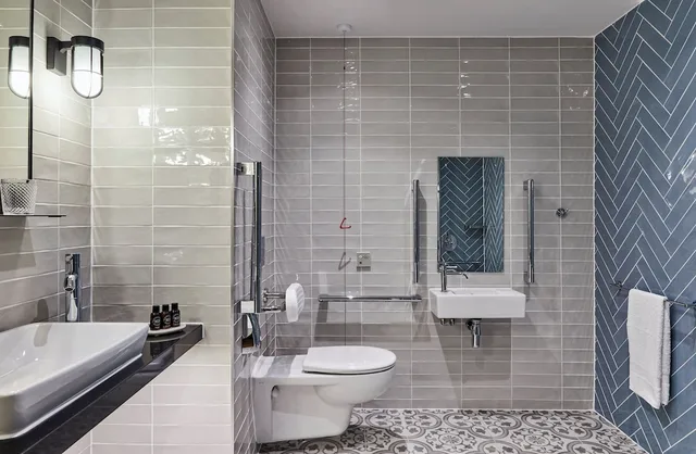 غرفة قياسية بسرير كينج لذوي الإعاقة، Hotel Indigo Chester 2/3