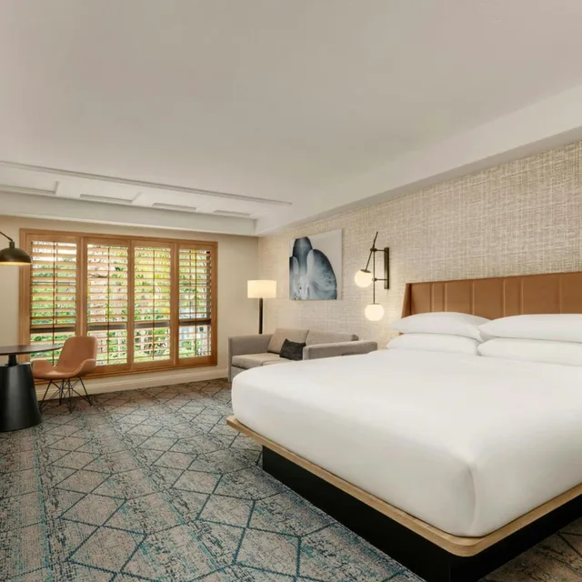 Guest Room, King Bed, Large, Club Floor، SHERATON LA JOLLA HOTEL 2/6