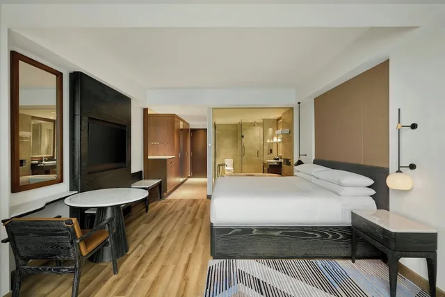 غرفة ديلوكس بسرير كينج بإطلالة على المدينة، Sheraton Hanoi West 1/8