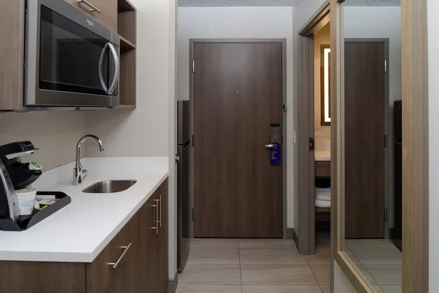 جناح بسريرين كوين مع أريكة بمطبخ صغير، Holiday Inn Express Hotel And Suites Marysville 7/7