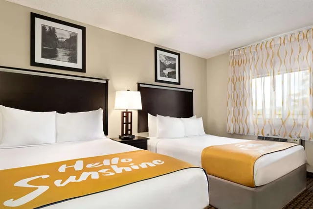 غرفة بسرير كوين وسرير مزدوج، Days Inn by Wyndham Cortez 7/10