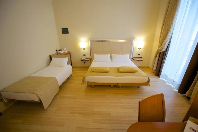 غرفة قياسية بسرير كوين وسرير فردي، Best Western Crystal Palace Hotel 3/6