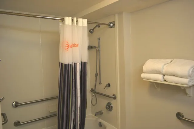 جناح ديلوكس بسرير كينج لذوي الإعاقة، La Quinta Inn & Suites by Wyndham Lakeland West 4/4