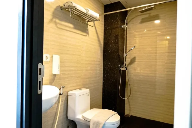 غرفة ديلوكس بسرير كينج، Empress Hotel Makassar 3/3