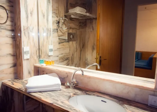 Family Suite, 2 Double and Twin Beds، Apollonia Apartments 7/7