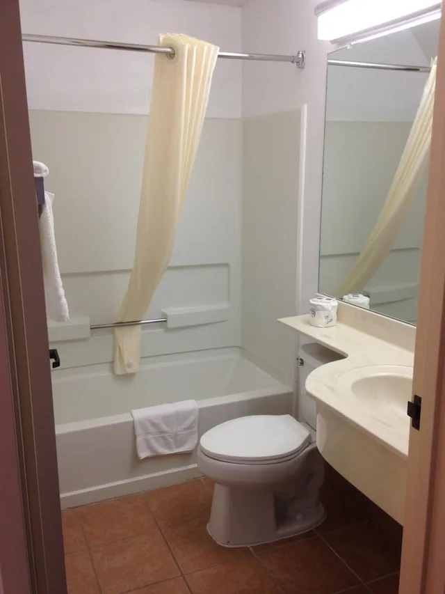 غرفة قياسية بسرير كوين، Motel6 Olathe, KS 7/8