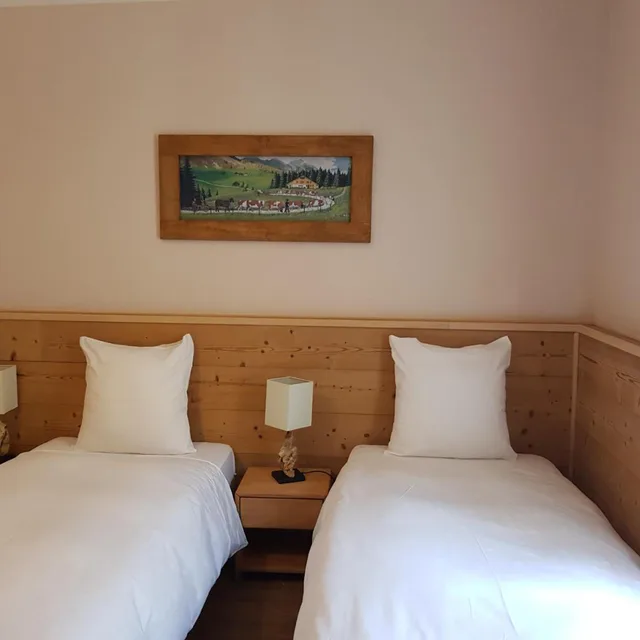 غرفة ثلاثية، Hotel De Geneve 7/10