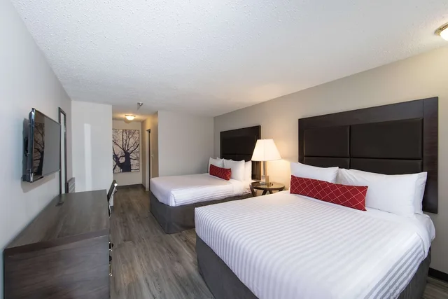 غرفة بسريرين كوين تُحدَّد عند الوصول بمطبخ صغير في الطابق الأرضي، SureStay Hotel by Best Western Castlegar 1/8