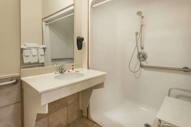 غرفة بسرير كينج لذوي الإعاقة، Super 8 by Wyndham Duson Lafayette West Area 4/4