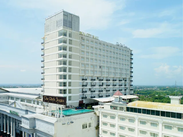 غرفة داخلية ديلوكس بسرير مزدوج، The Rich Jogja Hotel 1/1