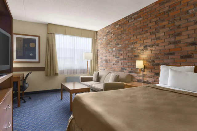 غرفة بسرير كوين، Travelodge by Wyndham Barrie on Bayfield 1/1