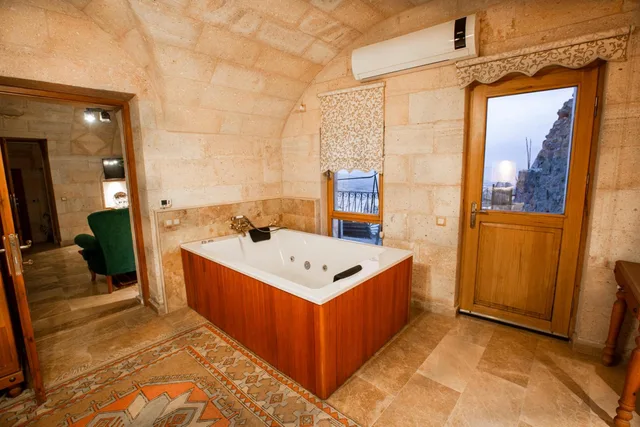 جناح بسرير كينج، Caldera Hotel 8/8