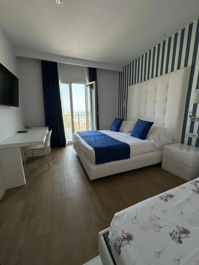 جناح، Hotel Fedora 2/6