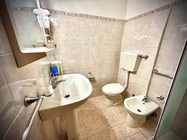 غرفة بسريرين منفصلين بإطلالة على الجبل بشرفة، Hotel Pinguino 3/4