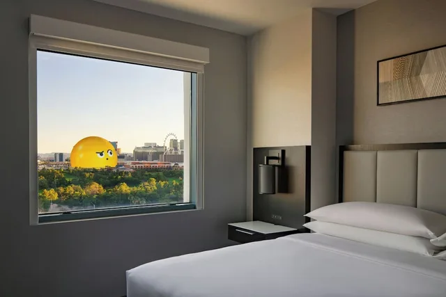 جناح بسرير كينج بإطلالة مع أريكة، Las Vegas Marriott 1/3