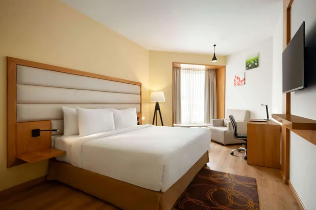 غرفة تنفيذية بسرير كينج، Ramada Dehradun Chakrata Road 2/3
