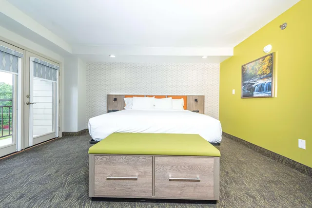 Suite, King Bed, Jetted Tub, Balcony, Best Western Plus Apple Valley Lodge Pigeon Forge 2/6