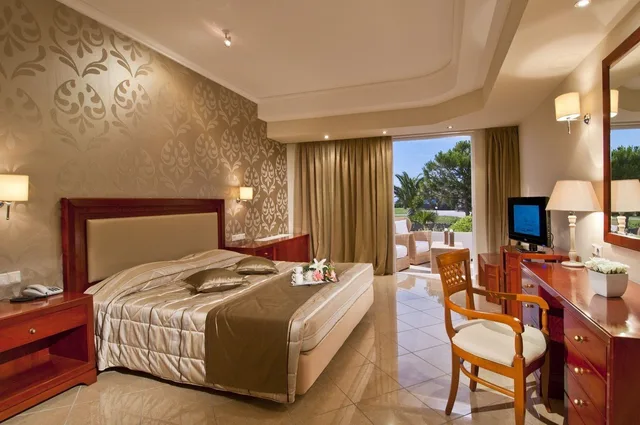 جناح تنفيذي بسريرين منفصلين مع أريكة، Kipriotis Village Resort 2/5