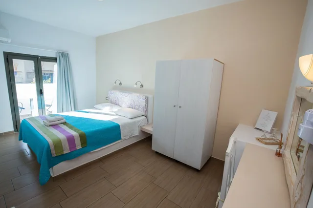 Standard, Double Bed, Olympic Hotel 2/6